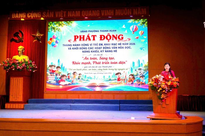 Đồng chí Vương Thị Vân Khánh, Phó Chủ tịch UBND phường Thanh Xuân phát biểu khai mạc Lễ phát động Tháng hành động vì trẻ em, khai mạc hè năm 2026. Ảnh: Tùng Lâm