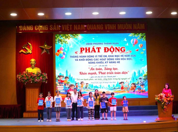 Lãnh đạo phường Thanh Xuân trao quà cho trẻ em có hoàn cảnh khó khăn tại chương trình phát động Tháng hành động vì trẻ em và khai mạc hè năm 2026. Ảnh: Tùng Lâm