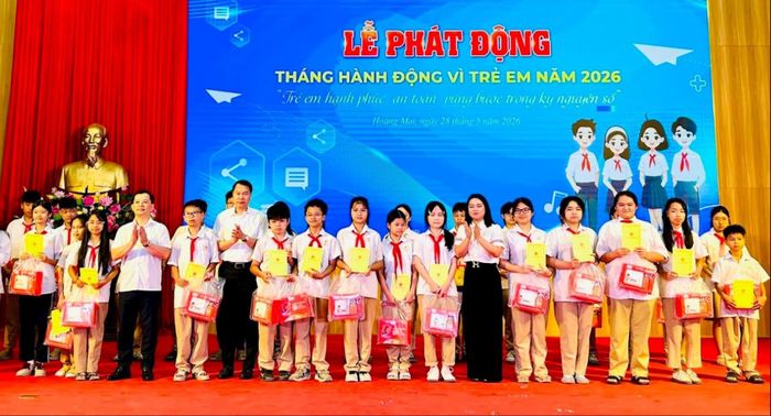 Lãnh đạo phường Hoàng Mai trao quà cho 35 em có hoàn cảnh khó khăn tại buổi lễ. Ảnh: Trần Oanh