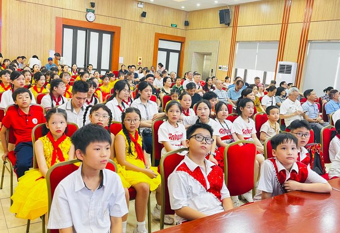 Đại diện học sinh Trường Tiểu học Khương Mai tham dự lễ phát động. Ảnh: Nam Du