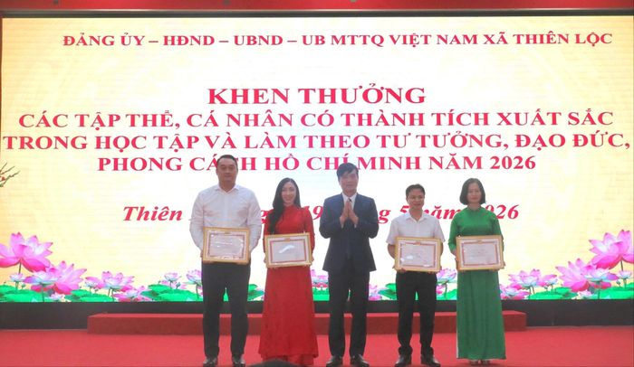 Lãnh đạo xã Thiên Lộc khen thưởng các cá nhân điển hình trong học tập và làm theo tư tưởng, đạo đức, phong cách Hồ Chí Minh năm 2026. Ảnh: Tú Linh