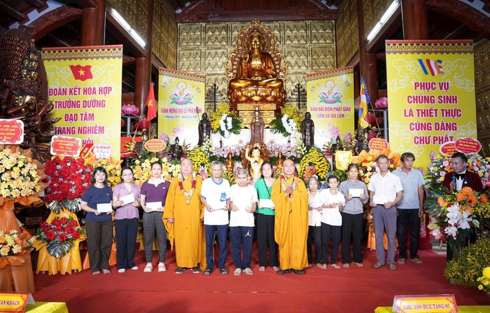Ban Đại diện Phật giáo liên xã Gia Lâm tặng quà tới các gia đình có hoàn cảnh khó khăn. Ảnh: Phương Lộc