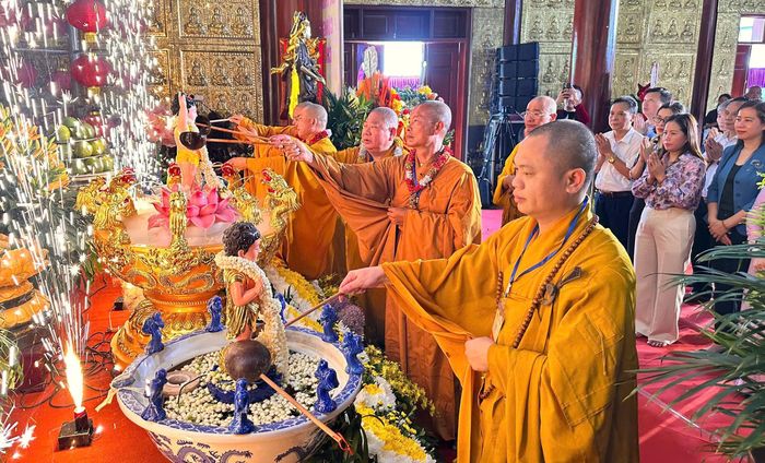 Các đại biểu thực hiện nghi lễ tắm Phật. Ảnh: Phương Lộc