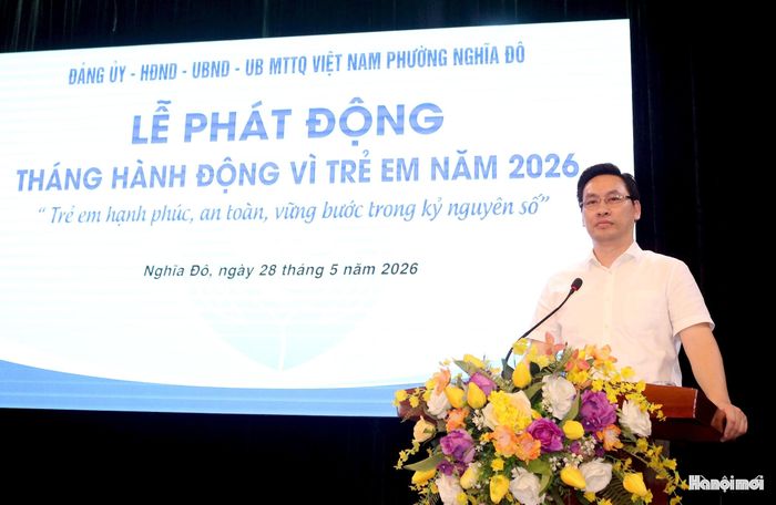 Đồng chí Lê Mạnh Tiến, Phó Chủ tịch UBND phường Nghĩa Đô phát biểu tại lễ phát động. Ảnh: MT