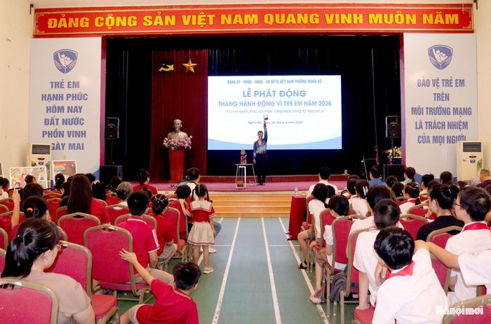 Các em thiếu nhi thưởng thức các tiết mục xiếc thú hấp dẫn. Ảnh: MT