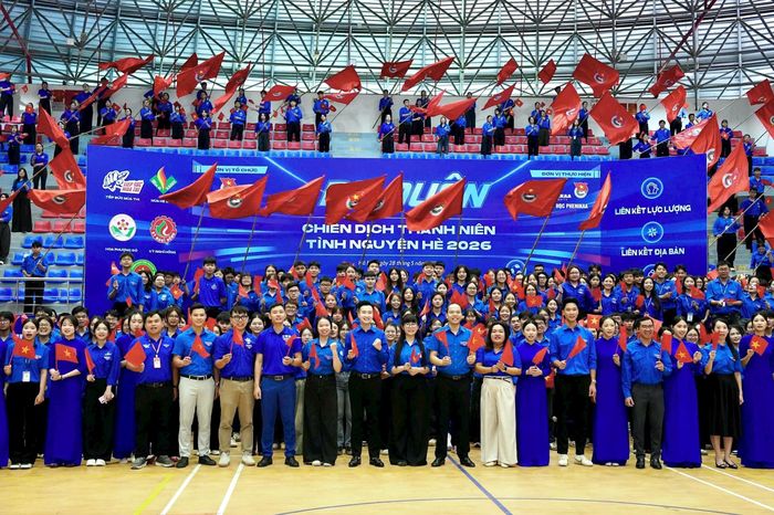 Thường trực Thành đoàn Hà Nội cùng các sinh viên tình nguyện thể hiện quyết tâm ra quân thắng lợi. Ảnh: Anh Thắng