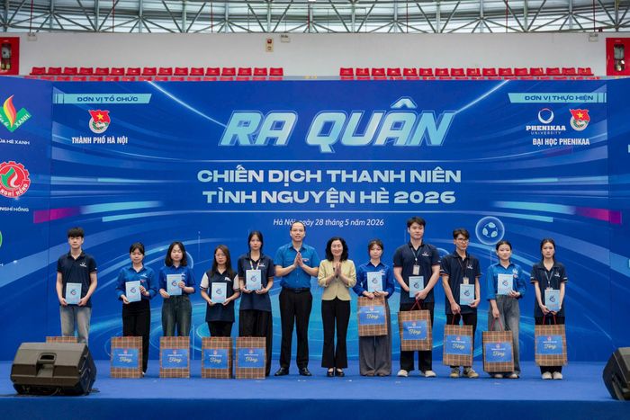 Bí thư Thành đoàn Hà Nội Nguyễn Tiến Hưng và Phó Trưởng ban Tuyên giáo và Dân vận Thành ủy Hà Nội Nguyễn Thị Huệ trao tặng học bổng cho sinh viên Trường Đại học Phenikaa có hoàn cảnh khó khăn vươn lên trong học tập. Ảnh: Anh Thắng
