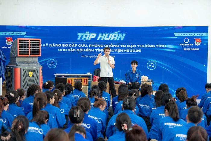 Tập huấn kỹ năng sơ cấp cứu, phòng chống tai nạn thương tích sau lễ ra quân. Ảnh: Anh Thắng