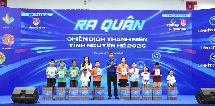 Bí thư thứ nhất Trung ương Đoàn Bùi Quang Huy và Phó Chủ tịch Thường trực Ủy ban MTTQ Việt Nam thành phố Hà Nội Trần Thị Phương Hoa trao tặng học bổng cho học sinh tiểu học trên địa bàn phường Dương Nội. Ảnh: Anh Thắng
