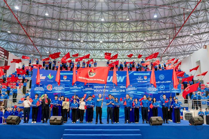 Nghi thức phát động Lễ ra quân Chiến dịch Thanh niên tình nguyện Hè năm 2026. Ảnh: Anh Thắng