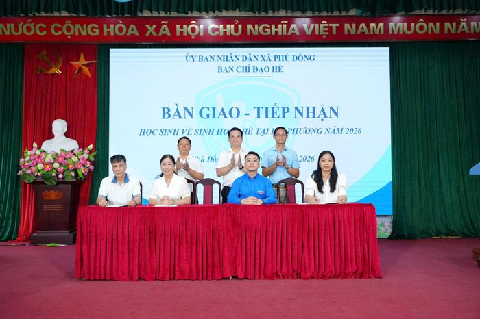 Các thôn, trường học, Đoàn Thanh niên xã Phù Đổng ký bàn giao, tiếp nhận học sinh về sinh hoạt hè tại địa phương năm 2026. Ảnh: Nguyễn Sơn
