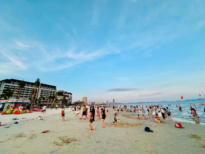 Du lịch biển tại các bãi biển gần Hà Nội như: Hạ Long (Quảng Ninh), Hải Phòng, Thanh Hóa, Nghệ An... vẫn được du khách lựa chọn nhiều. Ảnh: Hoàng Lân