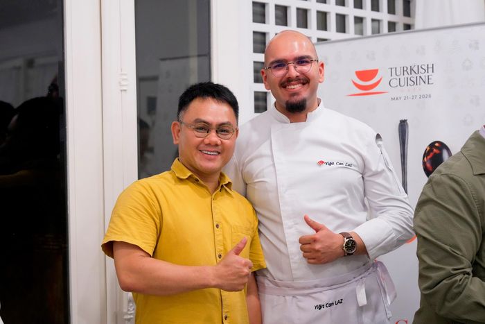 Nghệ nhân ẩm thực Đặng Đình Mạnh ấn tượng với tính thủ công trong chế biến món ăn Thổ Nhĩ Kỳ.