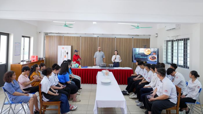 Đầu bếp Hasan Aydin Yigit giao lưu với giảng viên và sinh viên Trường Cao đẳng Thương mại và Du lịch Hà Nội.