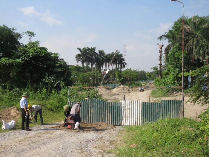 Một công trình vi phạm ngoài khu vực sông Hồng trên địa bàn xã Thiên Lộc đang được rào chắn. Ảnh: Tú Linh