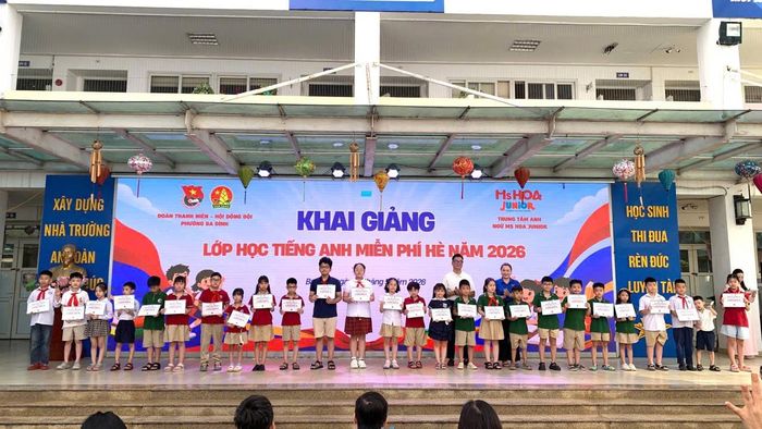 Đoàn TNCS Hồ Chí Minh phường Ba Đình trao các suất học tiếng Anh miễn phí cho các em học sinh. Ảnh: Hoàng Sơn