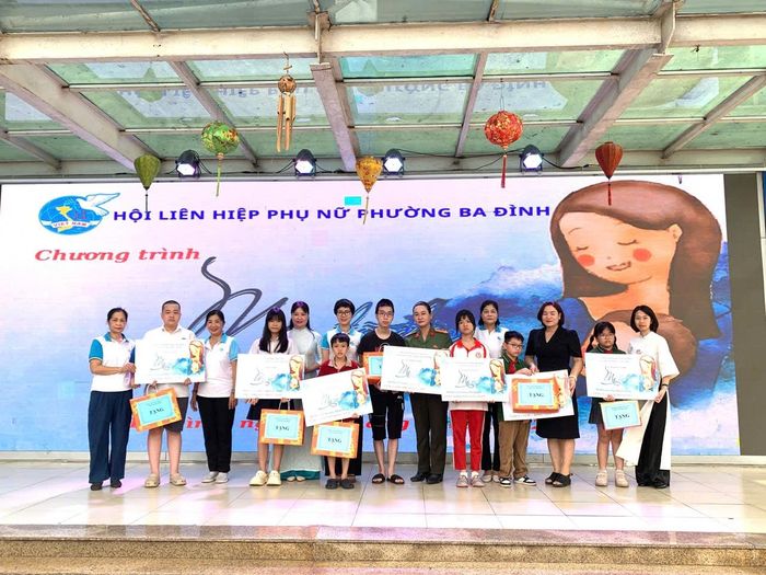 Hội Liên hiệp Phụ nữ phường Ba Đình nhận đỡ đầu 8 trẻ mồ côi trên địa bàn phường. Ảnh: Hoàng Sơn