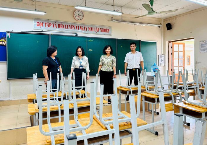 Các phòng thi đã được bố trí đầu đủ hệ thống bàn, ghế, chiếu sáng, điều hòa... phục vụ thí sinh tham dự kỳ thi. Ảnh: PV