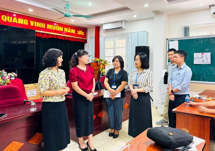 Lãnh đạo phường Kim Liên kiểm tra công tác chuẩn bị tại Phòng Hội đồng của điểm thi. Ảnh: PV