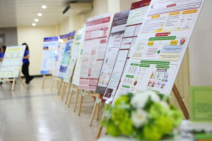 Triển lãm poster, sản phẩm khoa học, công nghệ và đổi mới sáng tạo của sinh viên Trường Đại học Sư phạm Hà Nội. Ảnh: ND