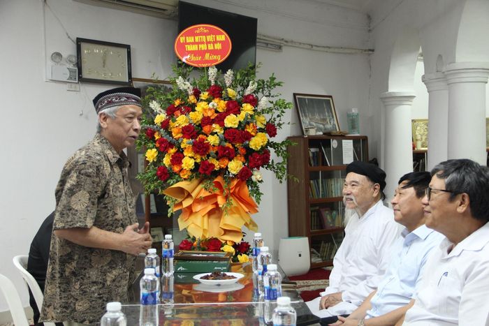Phó ban Quản trị Thánh đường Hồi giáo Al-Noor Hà Nội Đoàn Hồng Cương cảm ơn đoàn công tác của Ủy ban MTTQ Việt Nam thành phố Hà Nội. Ảnh: PV