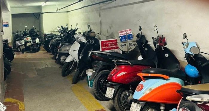 Khu vực bố trí sạc xe điện tại chung cư Trung tâm thương mại Đức Thành Xala, phường Hà Đông còn quá ít so với nhu cầu của cư dân. Ảnh: Hiền Phương.