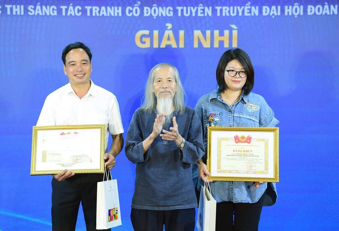 Đại diện Ban tổ chức trao giải Nhì cho các tác giả đoạt giải. Ảnh: Xuân Tùng