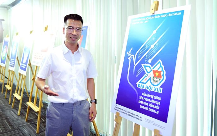 Tác giả Nguyễn Duy Thành với tác phẩm “Bản lĩnh tự cường - Tiên phong sáng tạo - Khát vọng cống hiến - Làm chủ tương lai”. Ảnh: Xuân Tùng