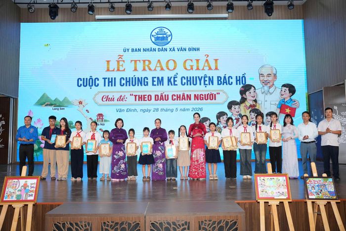 Lãnh đạo xã Vân Đình trao giải cuộc thi "Chúng em kể chuyện Bác Hồ". Ảnh: Lại Tấn