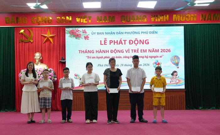 Chủ tịch Ủy ban MTTQ Việt Nam phường Phú Diễn Trần Thị Hồng Hạnh trao quà cho trẻ em có hoàn cảnh khó khăn trên địa bàn