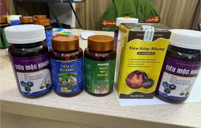 Sản phẩm các đối tượng dùng để lừa người bệnh. Ảnh: Linh Nhi