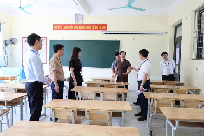 Đoàn kiểm tra của UBND xã Xuân Mai kiểm tra công tác chuẩn bị kỳ thi tuyển sinh vào lớp 10 THPT năm học 2026 - 2027 tại 2 điểm thi trên địa bàn. Ảnh: PV