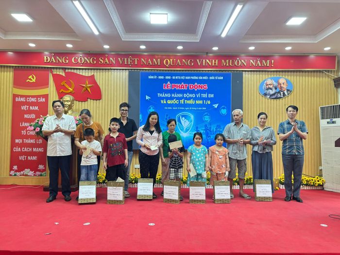 Đại diện Ban tổ chức trao những suất quà ý nghĩa tới trẻ em có hoàn cảnh khó khăn trên địa bàn. Ảnh: An Quyên