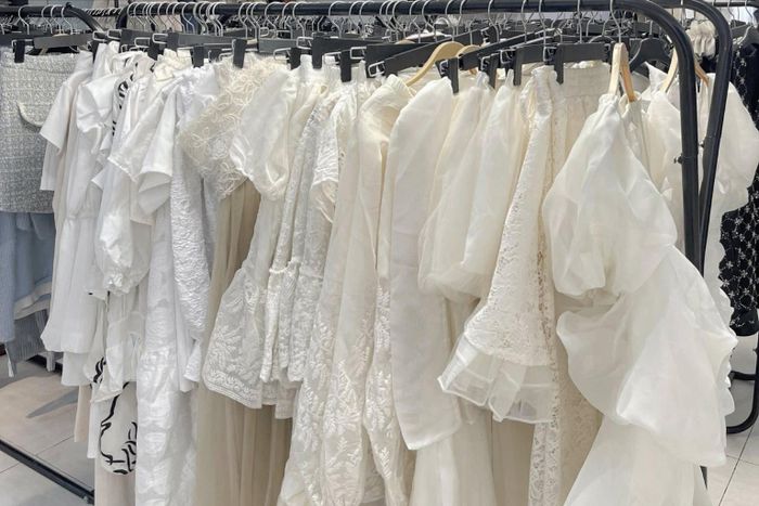 Các bạn trẻ tìm được rất nhiều món đồ thời trang chất lượng tại các cửa hàng thanh lý - ký gửi. Ảnh: HN