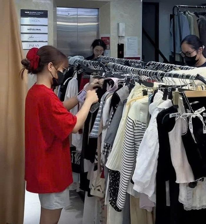 Rất nhiều bạn trẻ quan tâm đến các sản phẩm ở cửa hàng thanh lý - ký gửi. Ảnh: HN