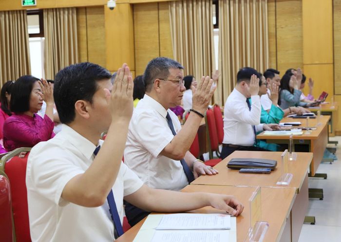 Các đại biểu HĐND phường Hoàn Kiếm biểu quyết tại kỳ họp. Ảnh: PV