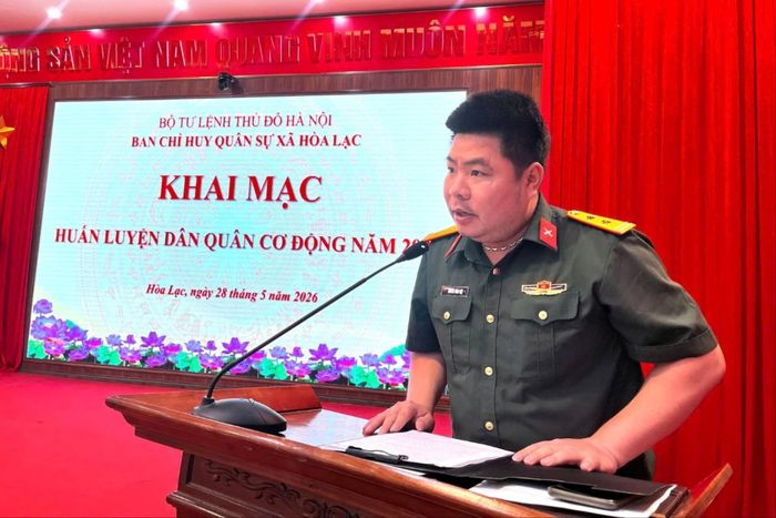 Trung tá Nguyễn Đình Việt, Phó Chỉ huy trưởng Ban Chỉ huy Quân sự xã Hòa Lạc phát biểu khai mạc đợt huấn luyện. Ảnh: PV