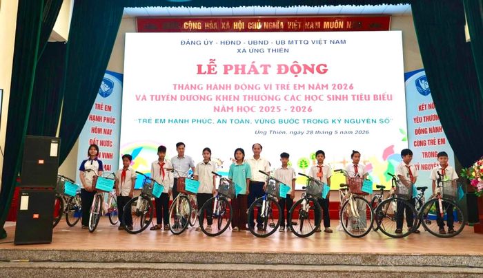 Lãnh đạo xã Ứng Thiên trao quà tặng học sinh. Ảnh: Lê Hoa