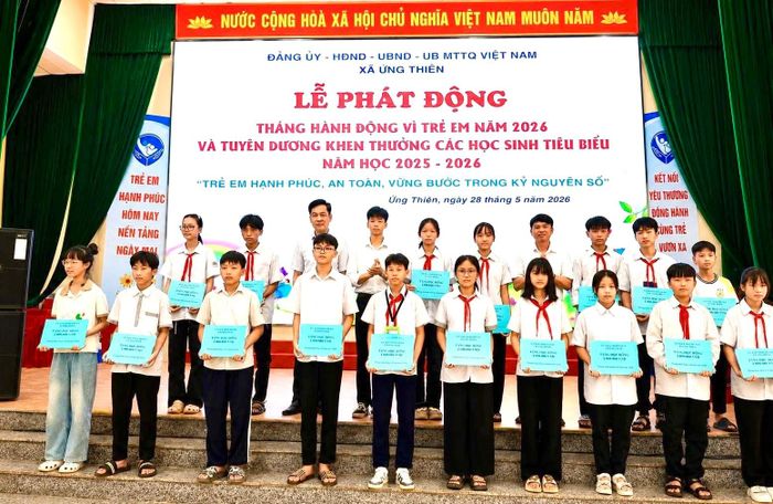 Lãnh đạo xã khen thưởng các học sinh tiêu biểu. Ảnh: Lê Hoa