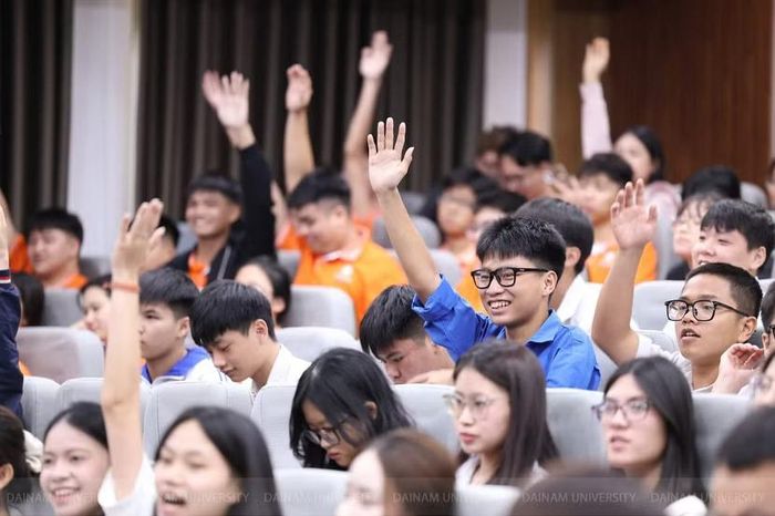 Các em học sinh, sinh viên hào hứng trả lời câu hỏi. Ảnh: Lam Thanh