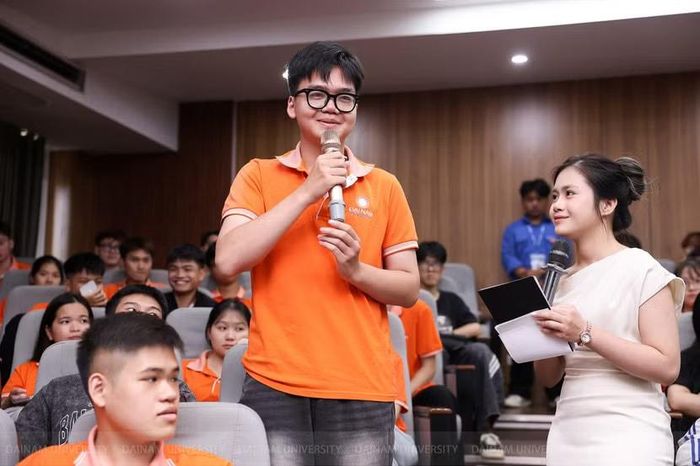 Sinh viên kiên quyết giữ vững bản lĩnh, cùng nhau quét sạch ma túy ra khỏi môi trường học đường, xây dựng một cộng đồng khỏe mạnh và an toàn. Ảnh: Lam Thanh