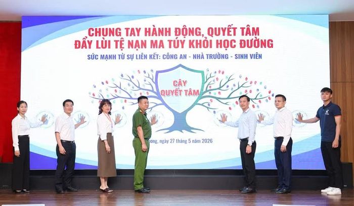 Các đại biểu cùng đại diện học sinh, sinh viên đã cùng nhau đặt bàn tay lên "Cây quyết tâm hành động". Ảnh: Lam Thanh
