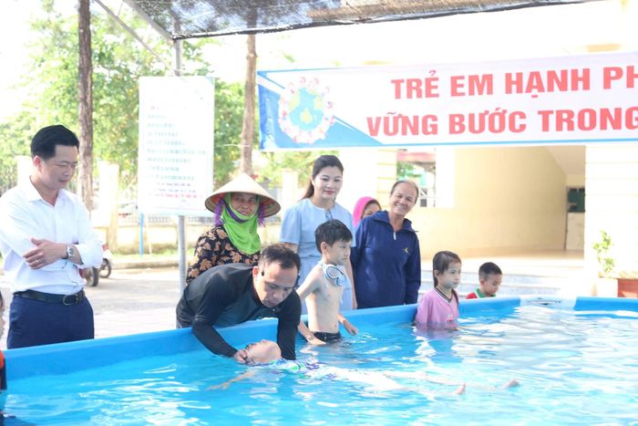 Khai mạc lớp phổ cập bơi phòng, chống đuối nước hè cho các em thiếu niên và nhi đồng trên địa bàn.