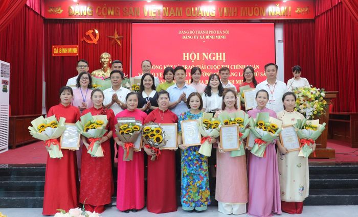 Ban Tổ chức tặng khen thưởng cho 16 tác giả, nhóm tác giả xuất sắc nhất Cuộc thi. Ảnh Đ. Đạt