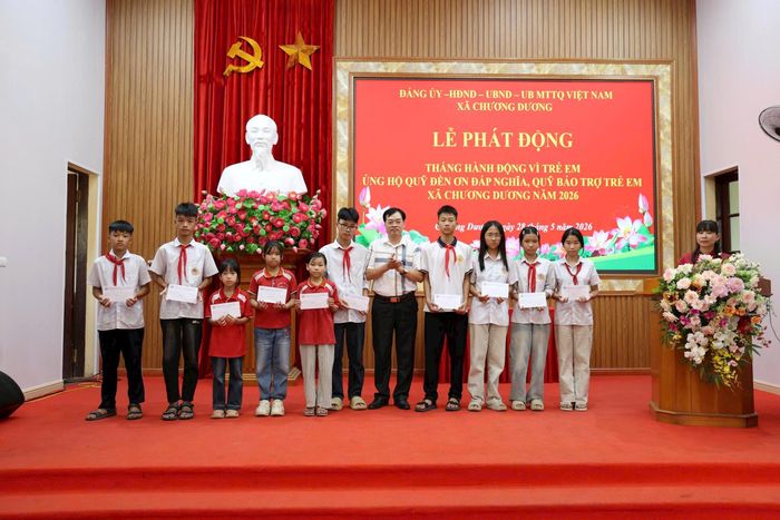 Các em học sinh có hoàn cảnh khó khăn, vươn lên trong học tập nhận phần quà hỗ trợ.