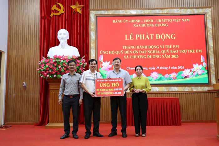 Đại diện các cơ quan Đảng, Ủy Ban MTTQ Việt Nam xã Chương Dương ủng hộ Quỹ.