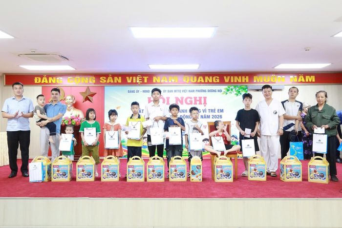 Đại diện UBND phường Dương Nội và nhà tài trợ trao tặng quà cho các trẻ em có hoàn cảnh khó khăn trên địa bàn phường. Ảnh Thu Oanh