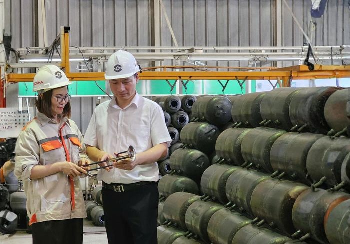 Giám đốc Khối sản xuất Tập đoàn Sơn Hà Trần Ngọc Hùng tại phân xưởng sản xuất bình nước nóng Sơn Hà. Ảnh: Khắc Kiên