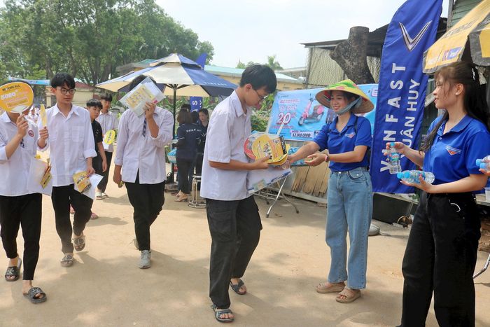 Thời tiết Hà Nội những ngày tuyển sinh vào lớp 10 tương đối nóng, các điểm thi, phụ huynh lưu ý biện pháp bảo vệ sức khỏe cho thí sinh. Ảnh: Bảo Châu