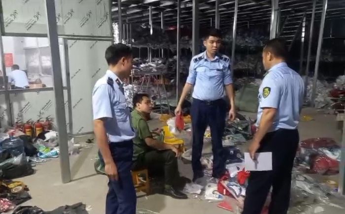 Lực lượng chức năng kiểm tra kho hàng tại Phú Diễn, Hà Nội. Ảnh: L.Q